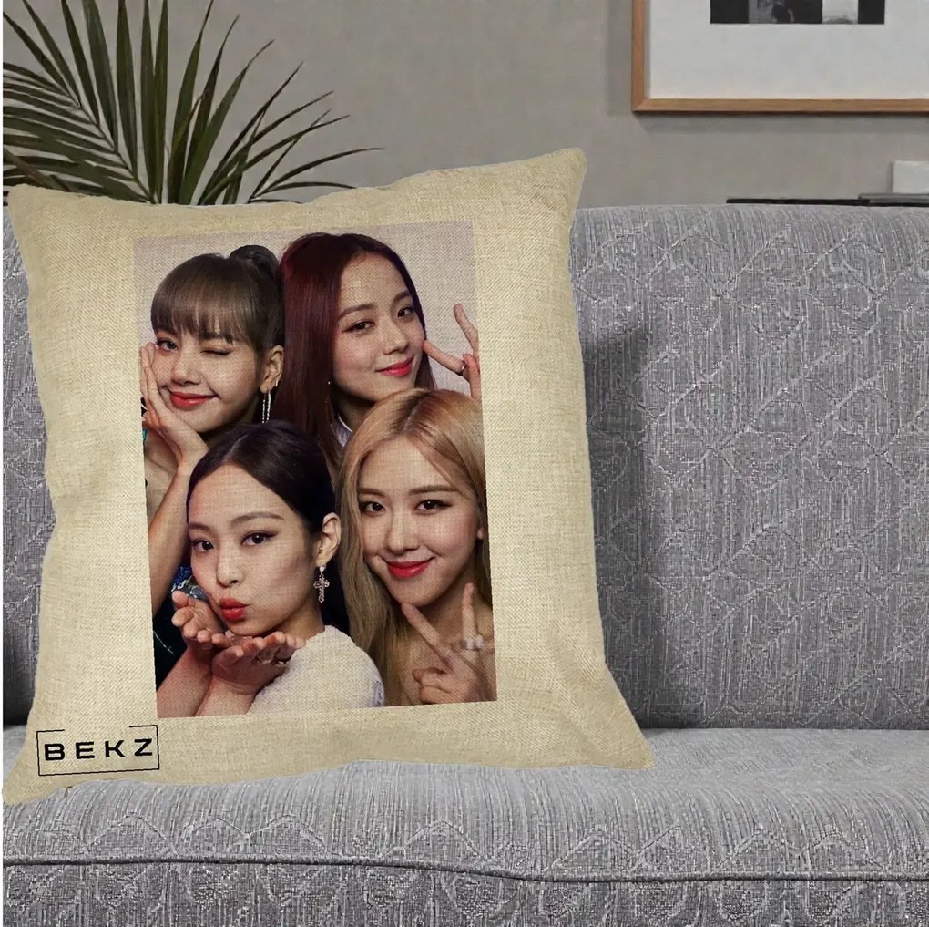 Perna Personalizata K-pop BLACKPINK Foto Grup Selfie 4 Membre, 40x40 cm, Crem, Husa Detasabila, Perna Inclusa, BEKZ®