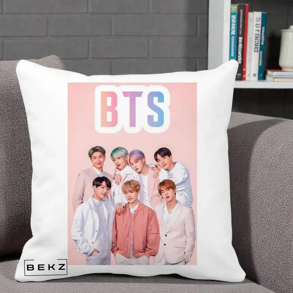 Perna Personalizata K-pop BTS Foto Grup cu BTS si Fond Roz Pastel, 40x40 cm, Alba Mata, Husa Detasabila, Perna Inclusa, BEKZ®