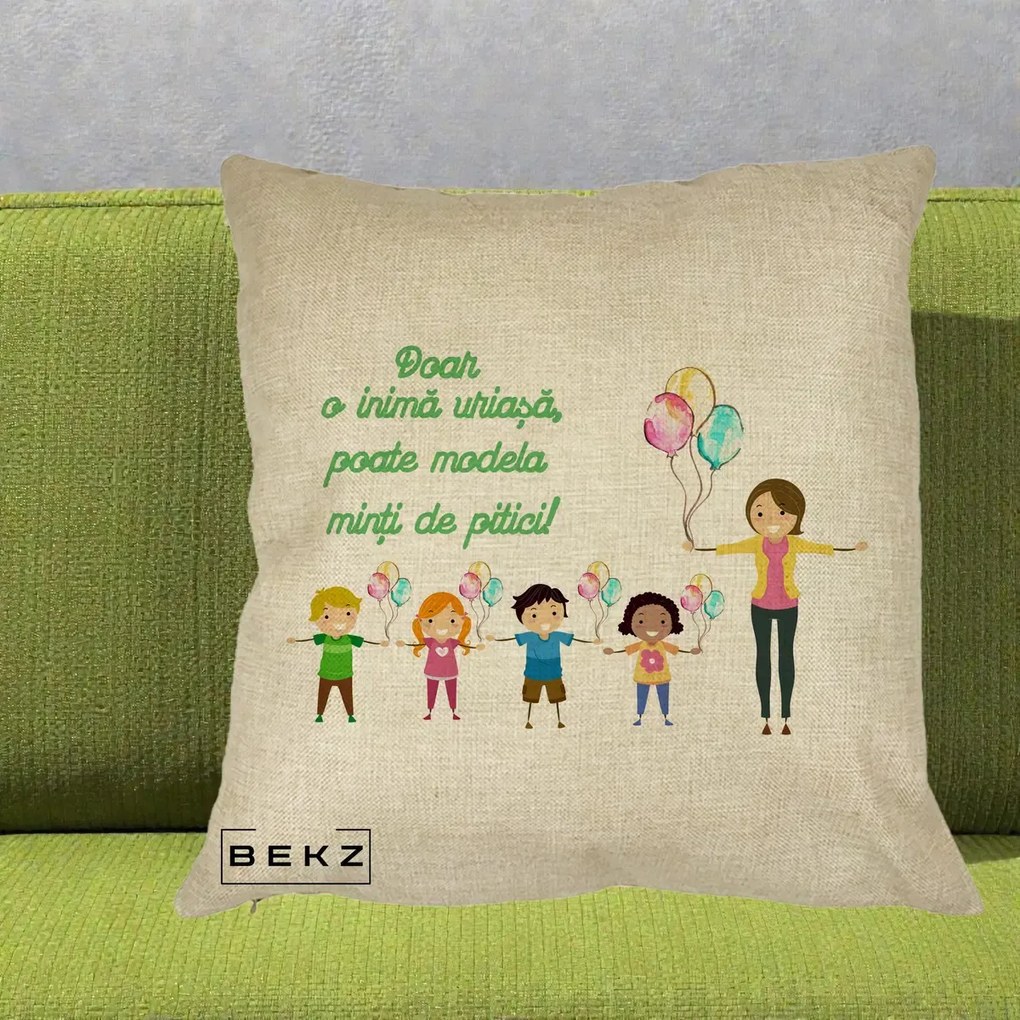 Cadou pentru Educatoare - Perna Personalizata Doar o Inima Uriasa poate Modela Minti de Pitici cu Educatoare si Baloane, 40x40 cm, Crem, Husa Detasabila, Perna Inclusa, BEKZ®