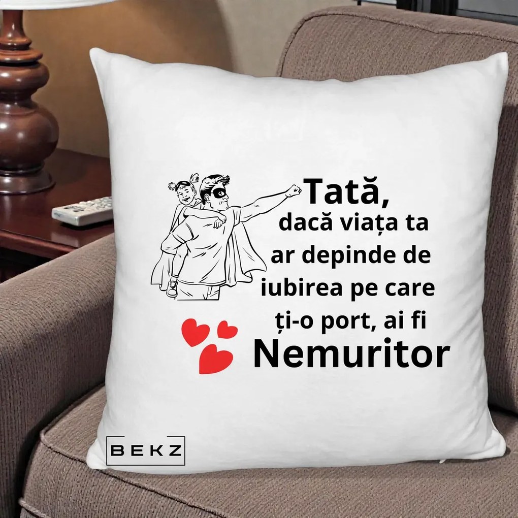 Cadou pentru Tata - Perna Personalizata Tata Nemuritor Supererou cu Masca, 40x40 cm, Alb Pufos, Husa Detasabila, Perna Inclusa, BEKZ®