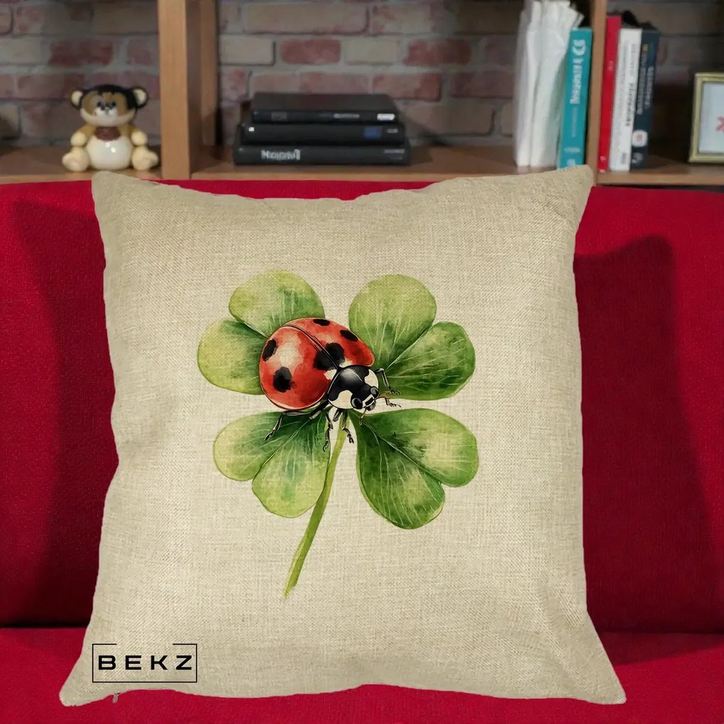 Perna Decorativa Buburuza Norocoasa pe Trifoi cu Patru Foi, 40x40 cm, Crem, Husa Detasabila, Perna Inclusa, BEKZ®