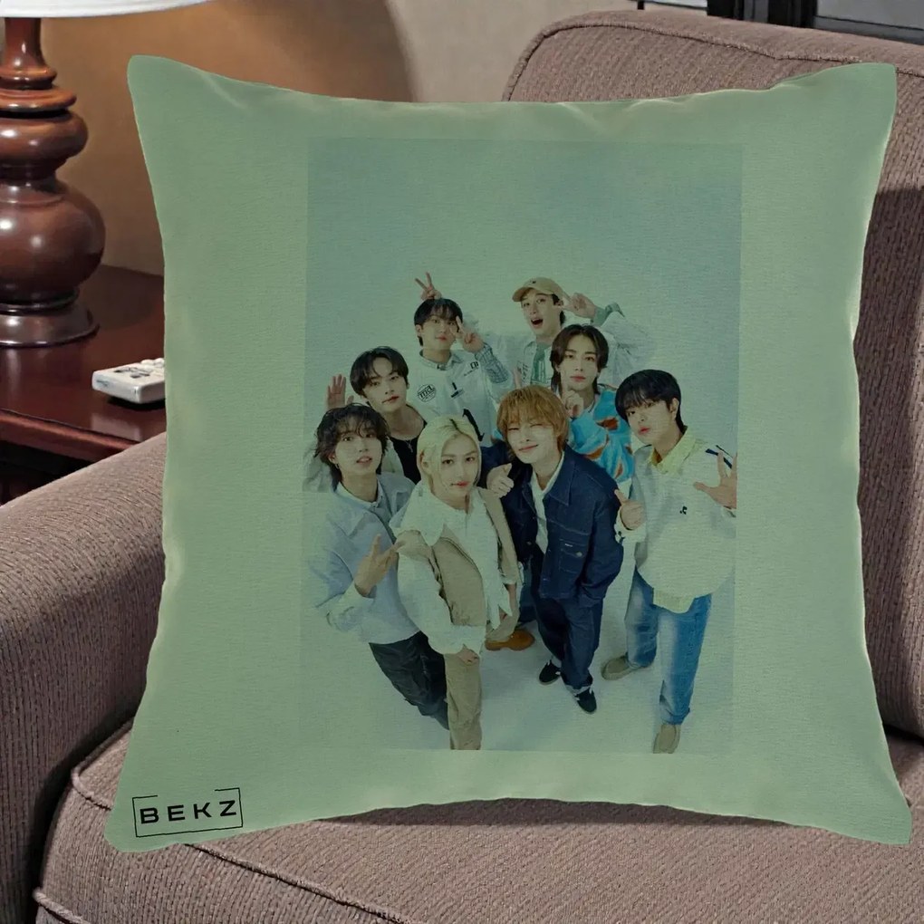 Perna Personalizata K-pop Stray Kids Foto Grup Alb cu 8 Membrii de Sus, 40x40 cm, Verde, Husa Detasabila, Perna Inclusa, BEKZ®