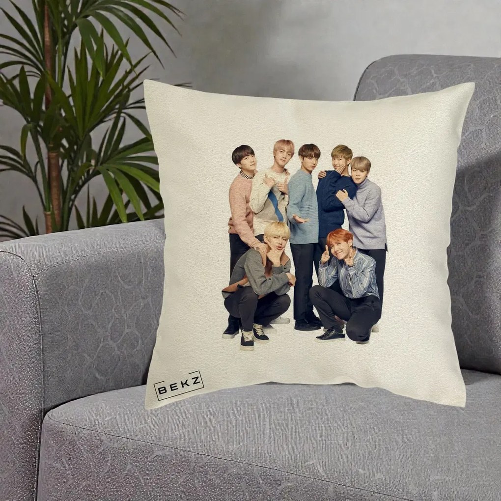 Perna Personalizata K-pop BTS Foto Grup In Picioare Tricoturi, 40x40 cm, Ecru, Husa Detasabila, Perna Inclusa, BEKZ®