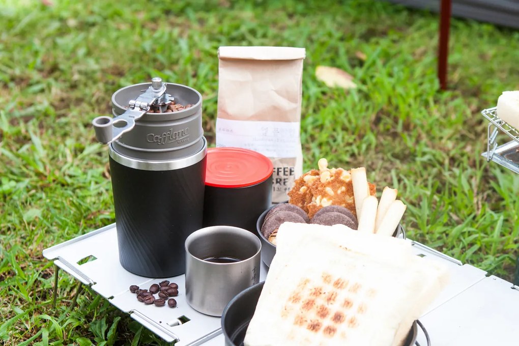 Aparat de cafea de voiaj Cafflano Classic (negru) + râșniță