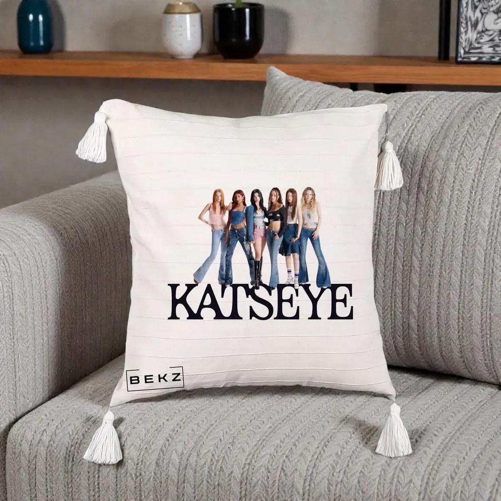 Perna Personalizata K-pop KATSEYE Foto Grup Blugi, 40x40 cm, Bej cu Franjuri, Husa Detasabila, Perna Inclusa, BEKZ®
