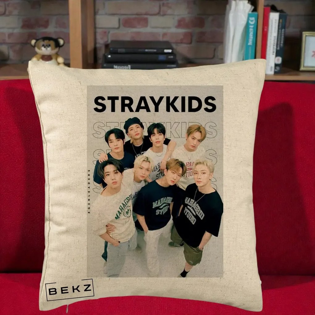 Perna Personalizata K-pop Stray Kids STRAYKIDS Alb-Negru cu Foto Grup, 40x40 cm, Bej, Husa Detasabila, Perna Inclusa, BEKZ®