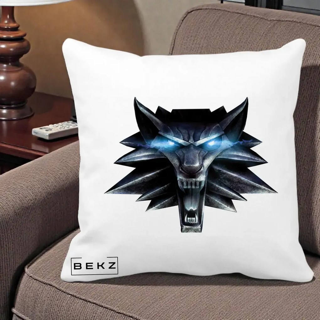 Perna Decorativa The Witcher Wolf Head, 40x40 cm, Alba Mata, Husa Detasabila, Perna Inclusa, BEKZ®