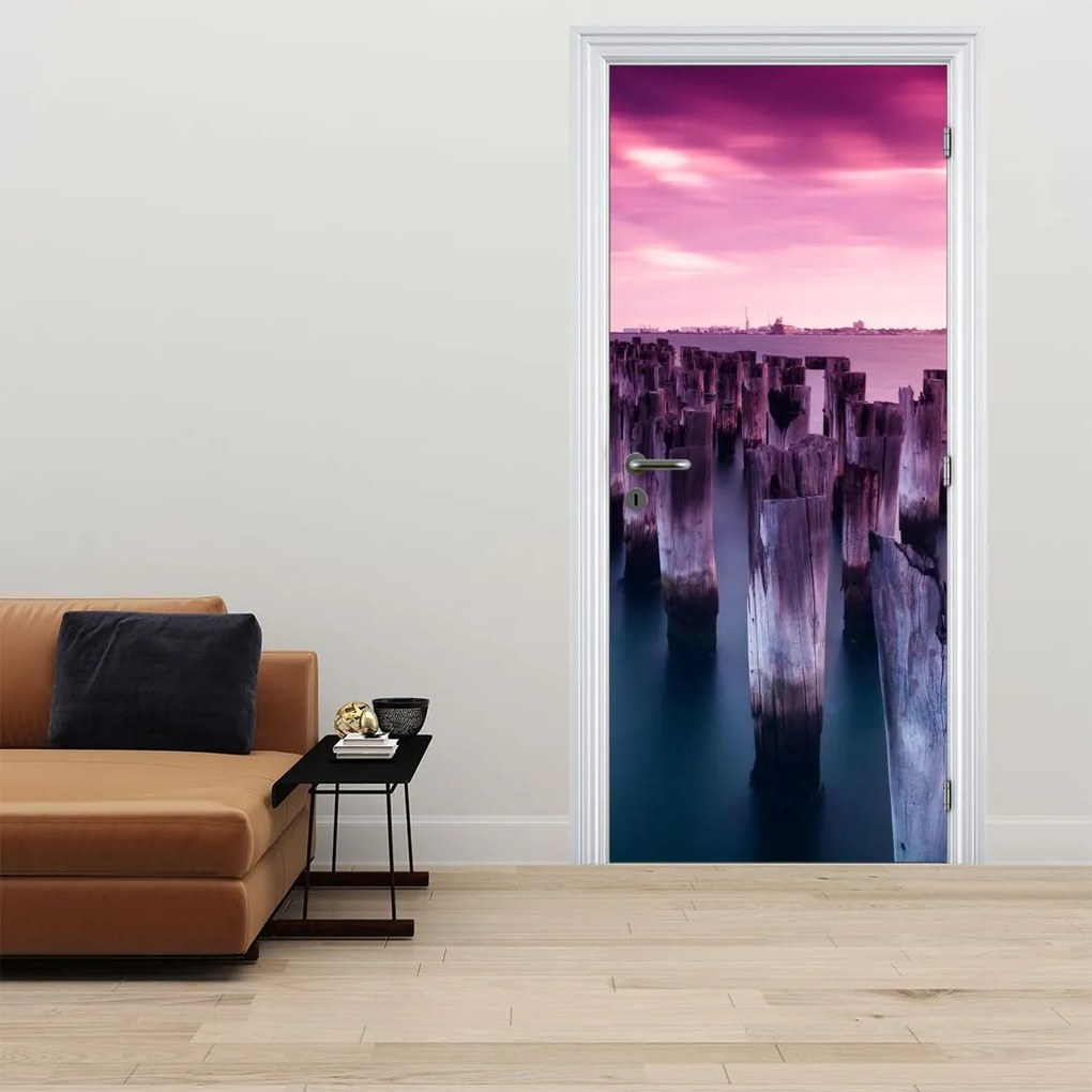 Fototapet pentru ușă - Stâlpi de lemn (95x205cm)