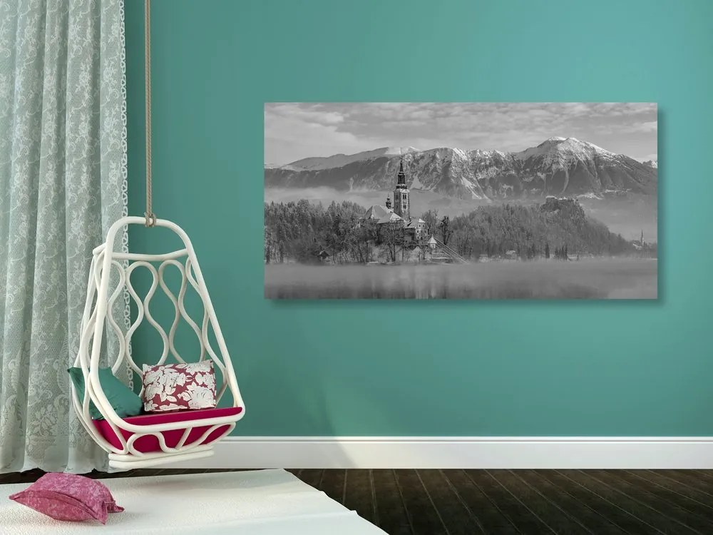 Tablou biserică lângă lac în Bled Slovenia alb-negru