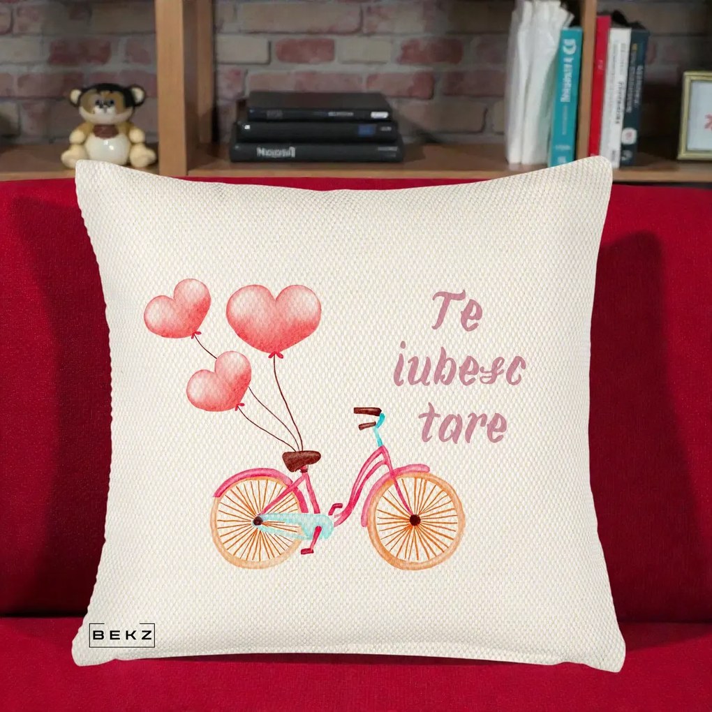 Perna Decorativa Te Iubesc Tare cu Bicicleta Roz si Baloane Inima, 40x40 cm, Crem Reliefat, Husa Detasabila, Perna Inclusa, BEKZ®