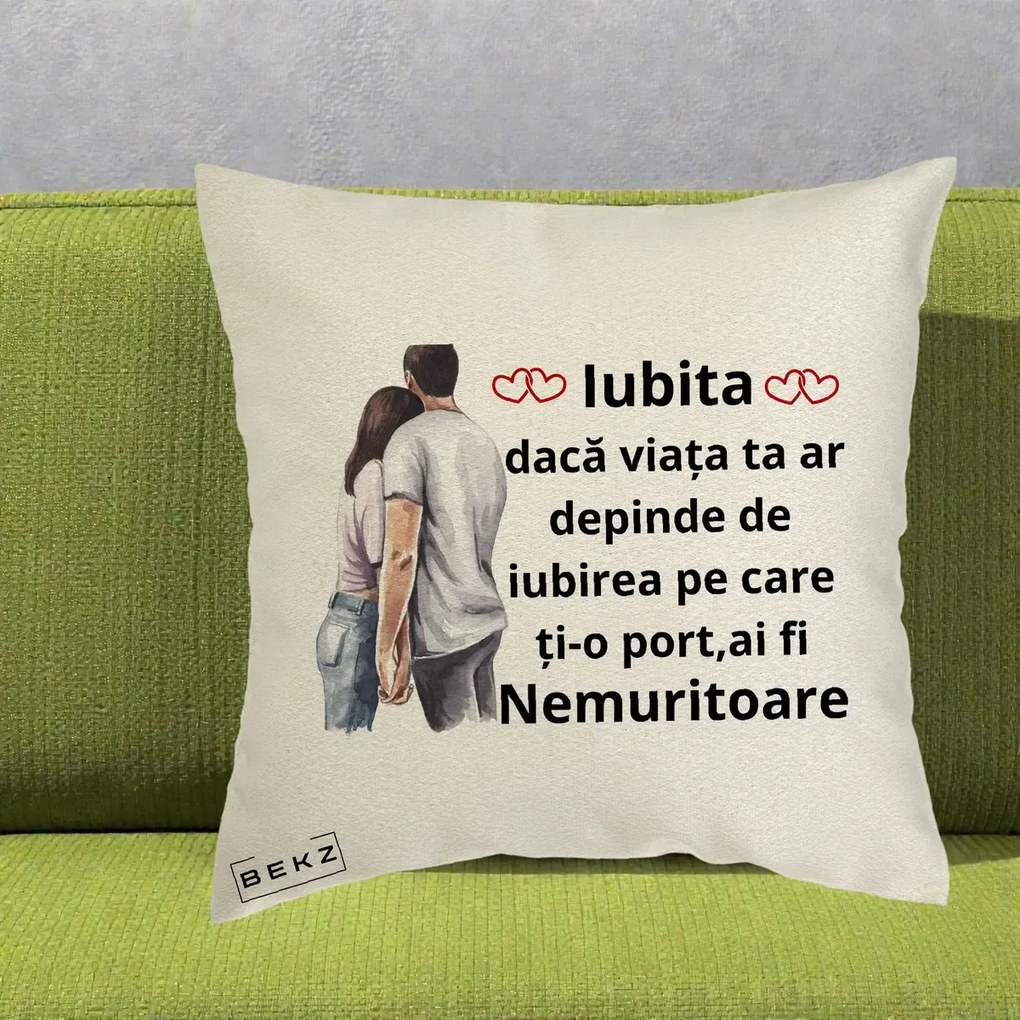 Cadou pentru Iubita - Perna Personalizata Iubita Nemuritoare cu Cuplu Acuarela Roz si Inimi, 40x40 cm, Ecru, Husa Detasabila, Perna Inclusa, BEKZ®