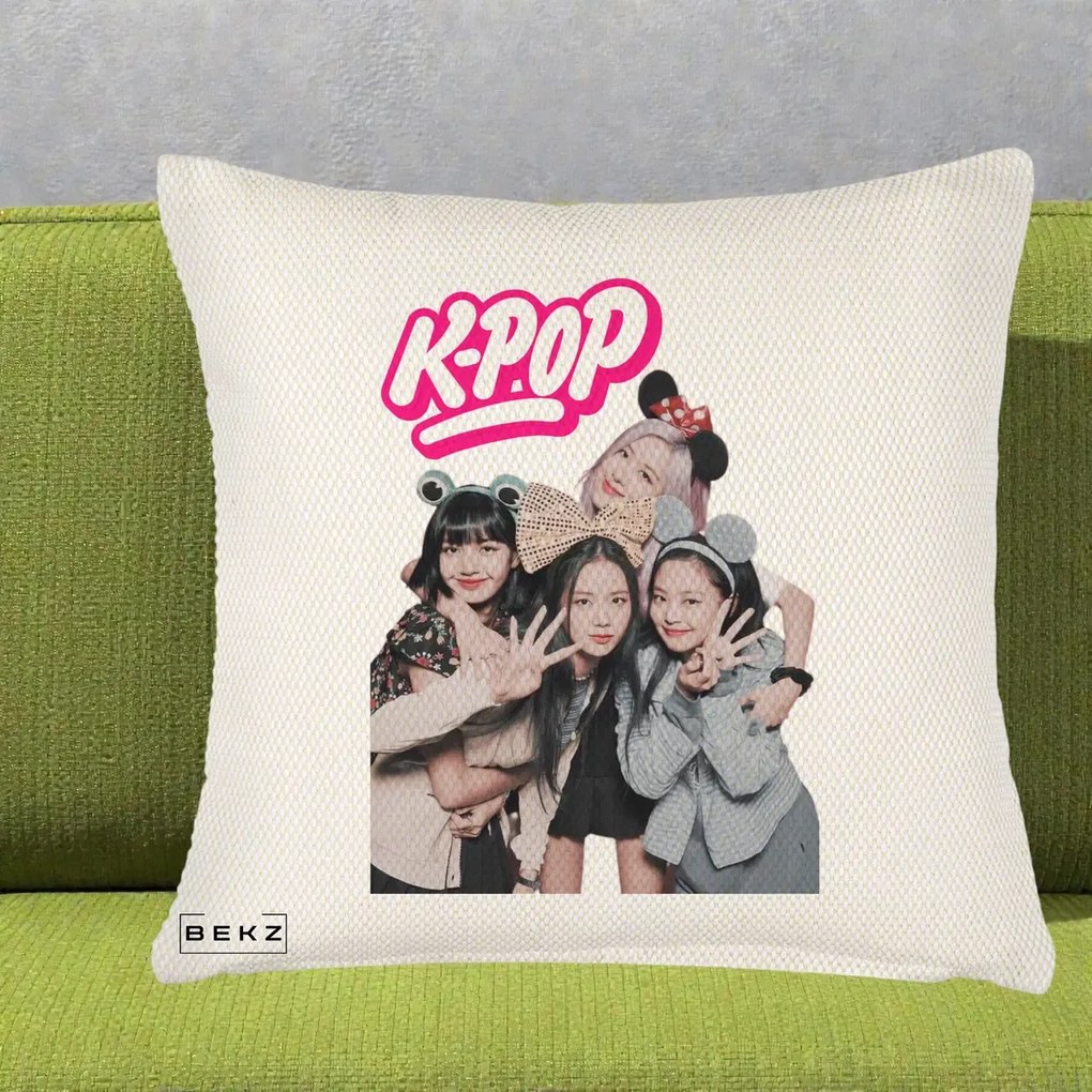 Perna Personalizata BLACKPINK K-Pop Grup Pozitii Amuzante, 40x40 cm, Crem Reliefat, Husa Detasabila, Perna Inclusa, BEKZ®