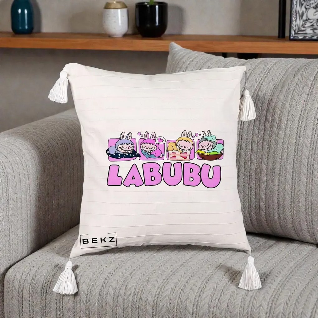 Perna Personalizata Labubu Sleeping Quad, 40x40 cm, Bej cu Franjuri, Husa Detasabila, Perna Inclusa, BEKZ®