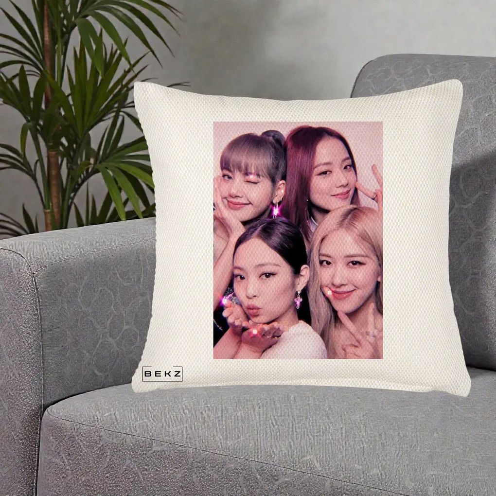Perna Personalizata K-pop BLACKPINK Foto Grup Selfie Roz cu Glitter, 40x40 cm, Crem Reliefat, Husa Detasabila, Perna Inclusa, BEKZ®