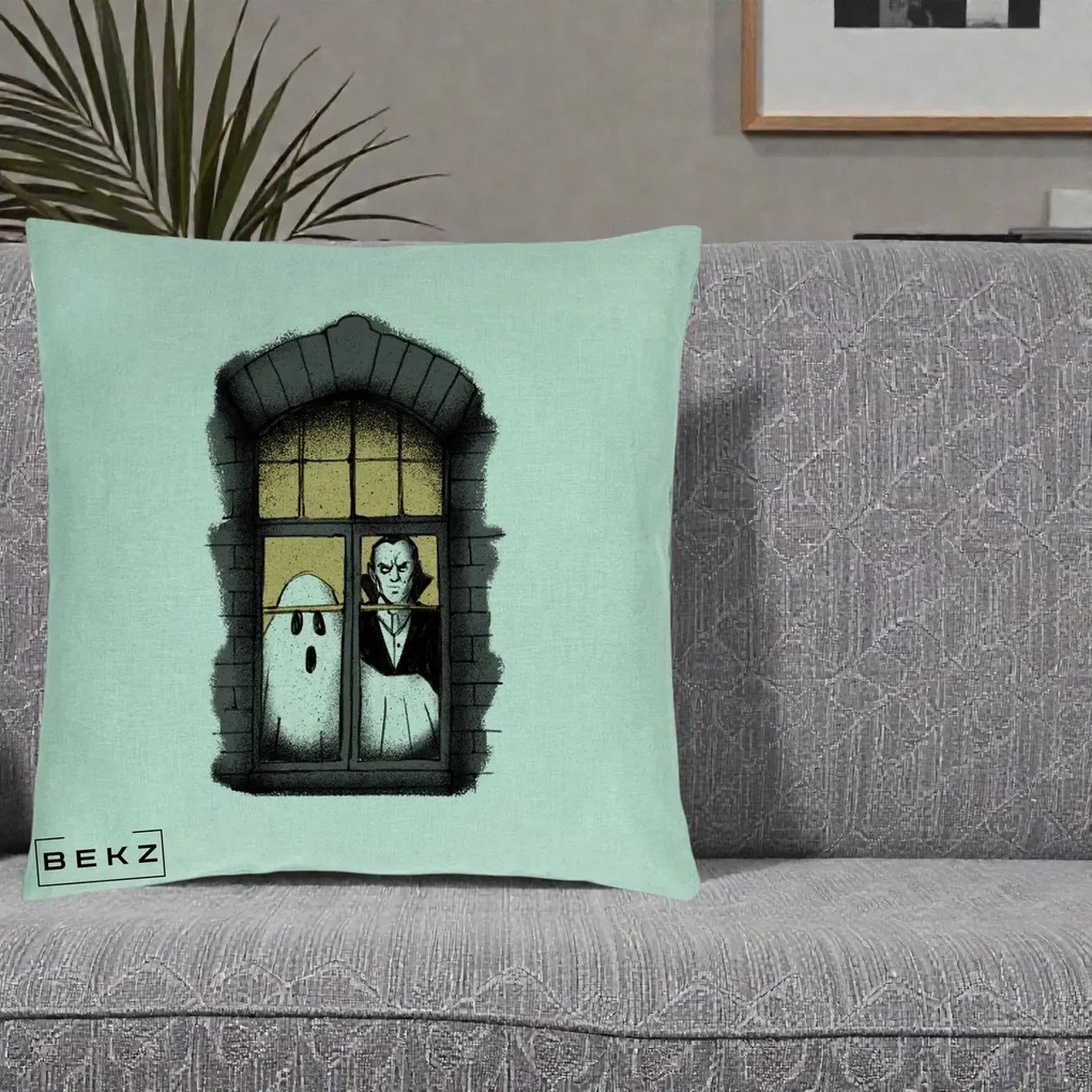 Perna Decorativa Halloween Fantoma si Dracula la Fereastra, 40x40 cm, Verde Menta, Husa Detasabila, Perna Inclusa, BEKZ®