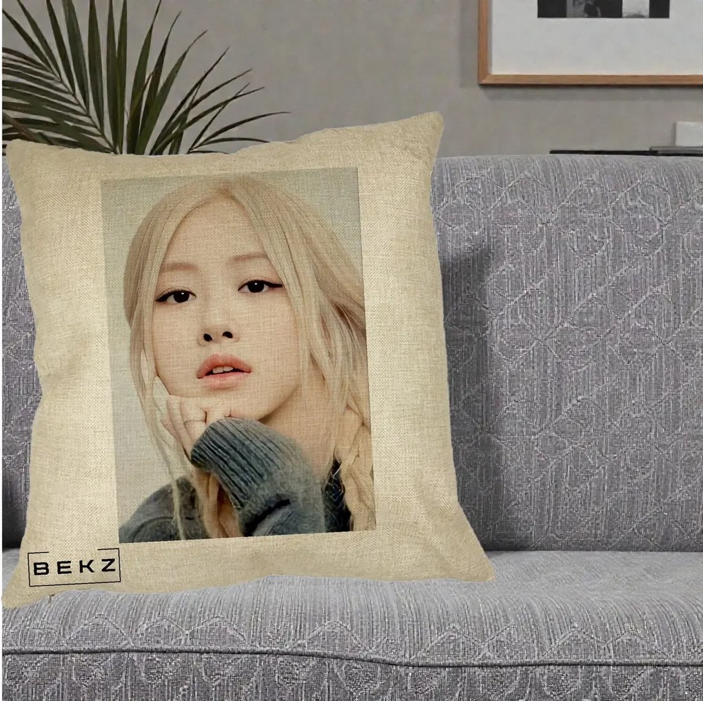 Perna Personalizata K-pop BLACKPINK Rose cu Jucarie de Plus, 40x40 cm, Crem, Husa Detasabila, Perna Inclusa, BEKZ®
