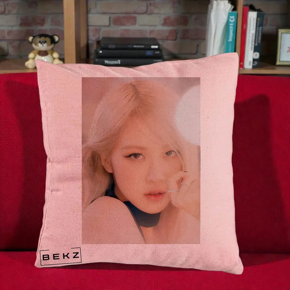 Perna Personalizata K-pop BLACKPINK Rose Blond cu Inel Roz Pastel, 40x40 cm, Roz, Husa Detasabila, Perna Inclusa, BEKZ®