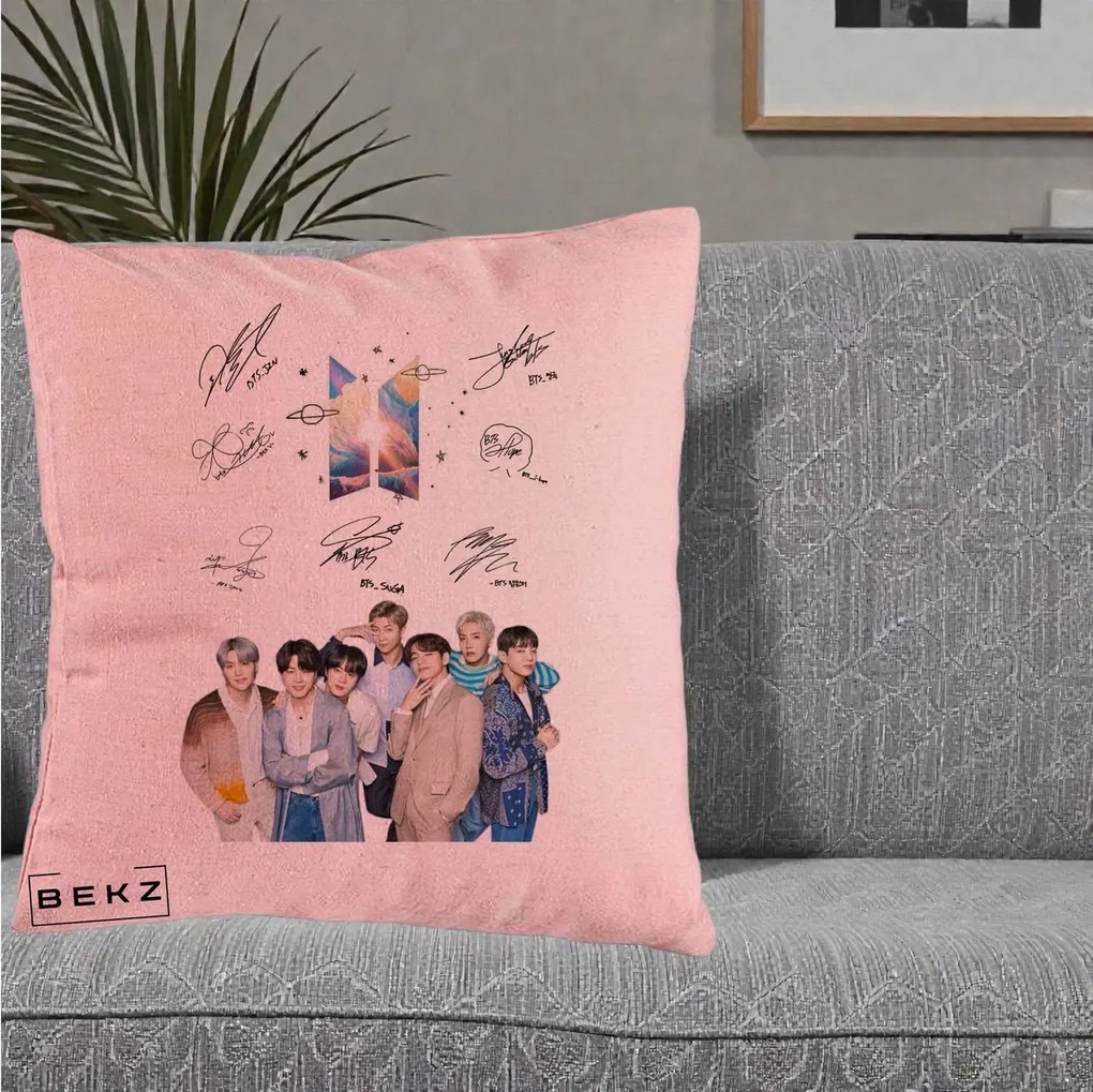 Perna Personalizata K-pop BTS Autografe Toti Membrii Fotografie, 40x40 cm, Roz, Husa Detasabila, Perna Inclusa, BEKZ®