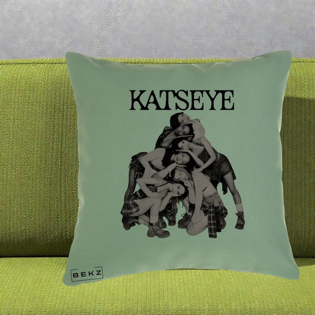 Perna Personalizata K-pop KATSEYE Foto Roz Vintage, 40x40 cm, Verde, Husa Detasabila, Perna Inclusa, BEKZ®