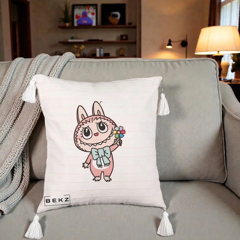 Perna Personalizata Labubu Roz cu Morisca, 40x40 cm, Bej cu Franjuri, Husa Detasabila, Perna Inclusa, BEKZ®