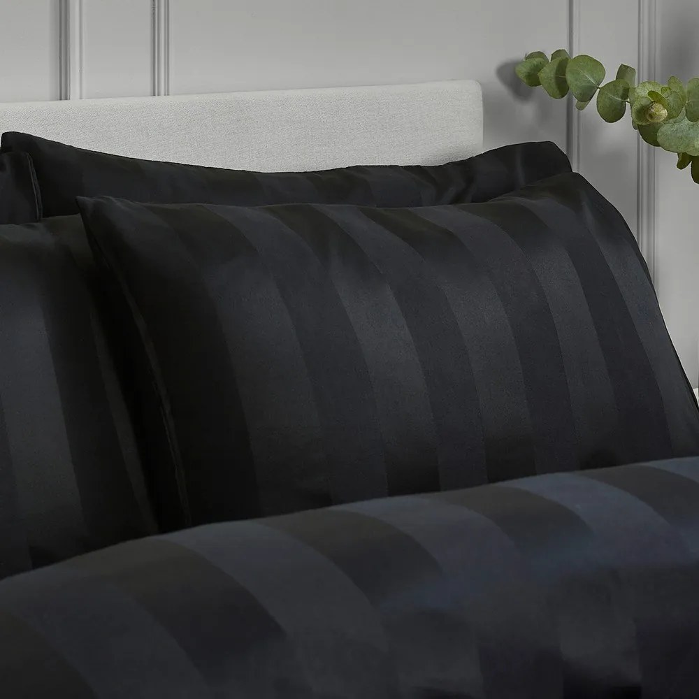 Lenjerie de pat neagră din satin pentru pat dublu cu 3 piese 200x200 cm So Soft Satin Stripe – Catherine Lansfield