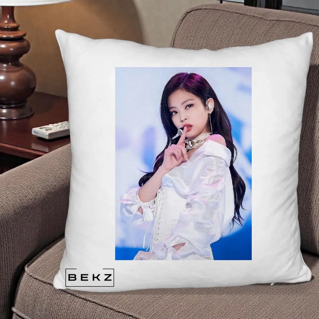 Perna Personalizata K-pop BLACKPINK Jennie Concert Alb cu Microfon, 40x40 cm, Alb Pufos, Husa Detasabila, Perna Inclusa, BEKZ®