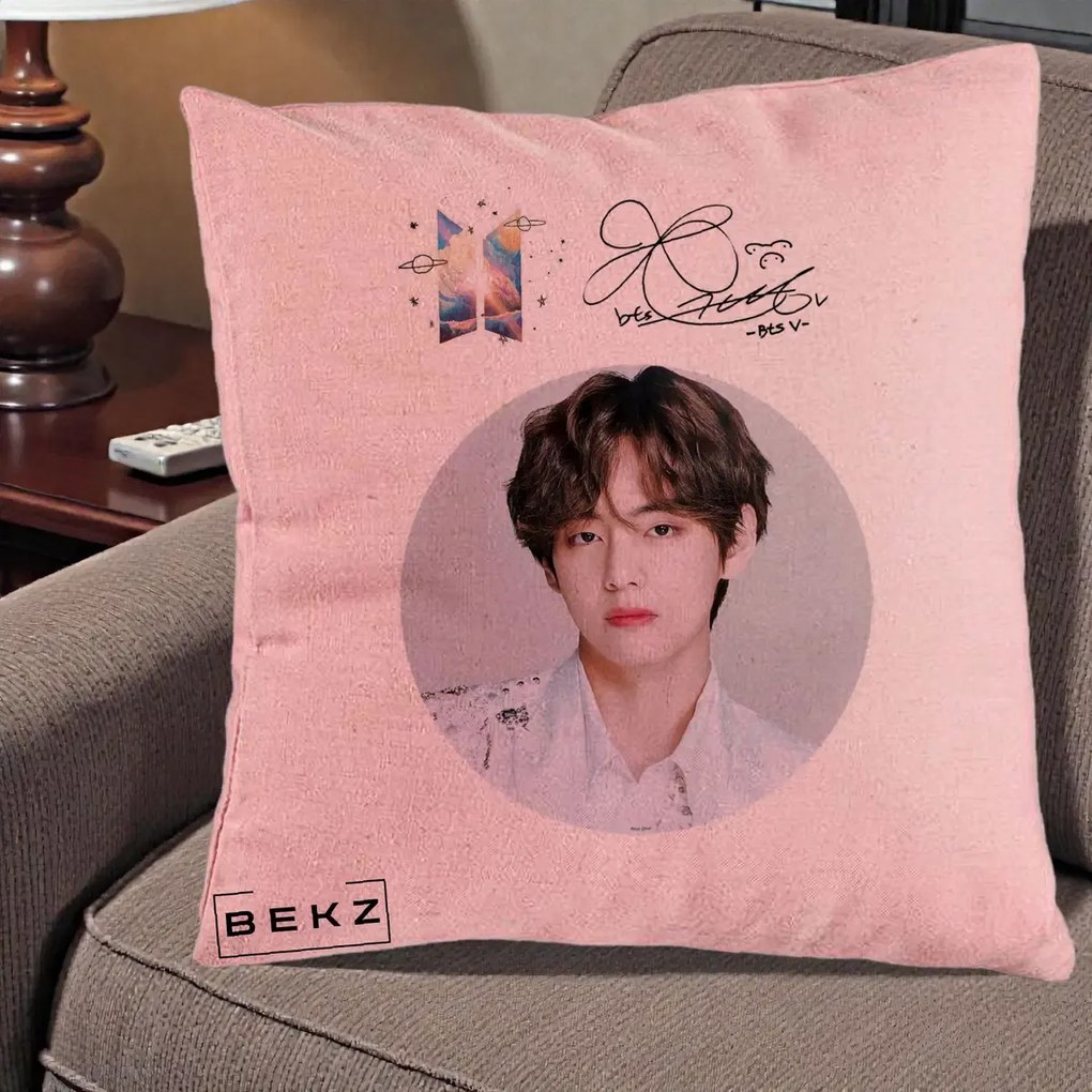 Perna Personalizata K-pop BTS V Taehyung Portret Cerc Autograf, 40x40 cm, Roz, Husa Detasabila, Perna Inclusa, BEKZ®