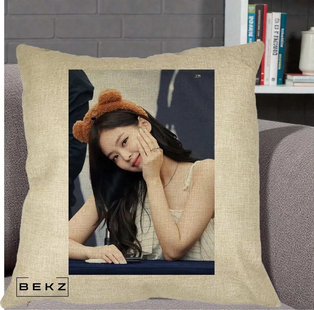 Perna Personalizata K-pop BLACKPINK Jennie Cute cu Diadema Ursulet, 40x40 cm, Crem, Husa Detasabila, Perna Inclusa, BEKZ®