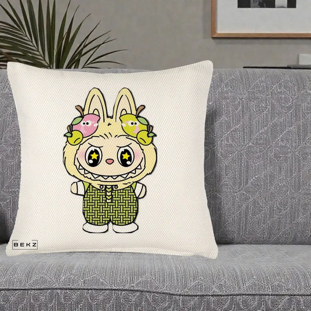 Perna Personalizata Labubu Galben cu Mere si Salopeta, 40x40 cm, Crem Reliefat, Husa Detasabila, Perna Inclusa, BEKZ®