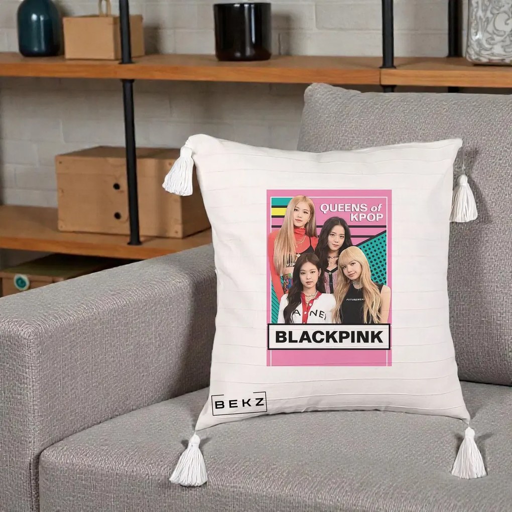 Perna Personalizata BLACKPINK Queens of Kpop, 40x40 cm, Bej cu Franjuri, Husa Detasabila, Perna Inclusa, BEKZ®