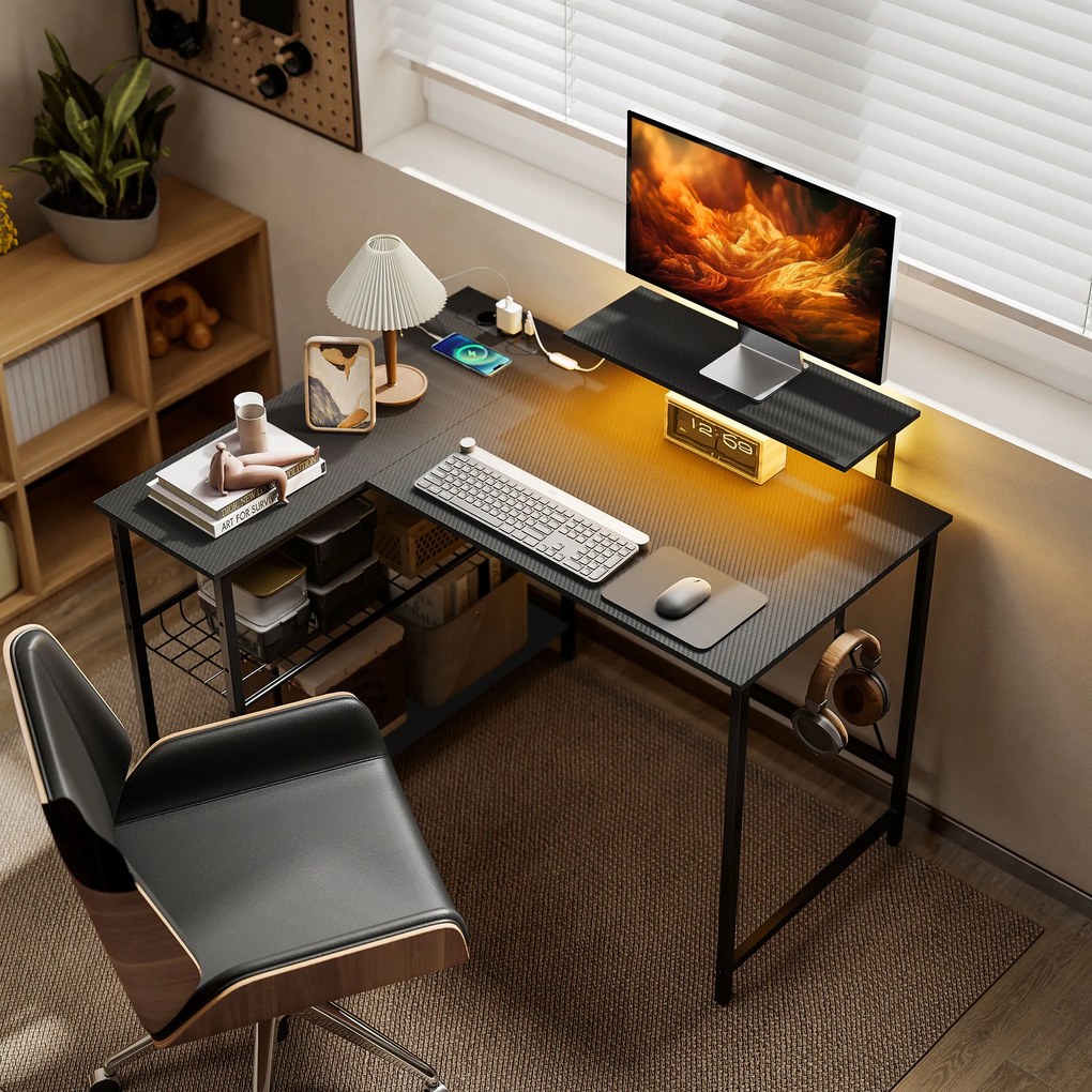 HOMCOM Birou Gaming Reversibil în L cu LED, 114,5x82 cm Birou Colțar cu Prize Electrice, Suport pentru Monitor și Rafturi Reglabile din Rețea, Stație Gaming pentru Acasă, Birou sau Studiu, Negru | Aosom Romania