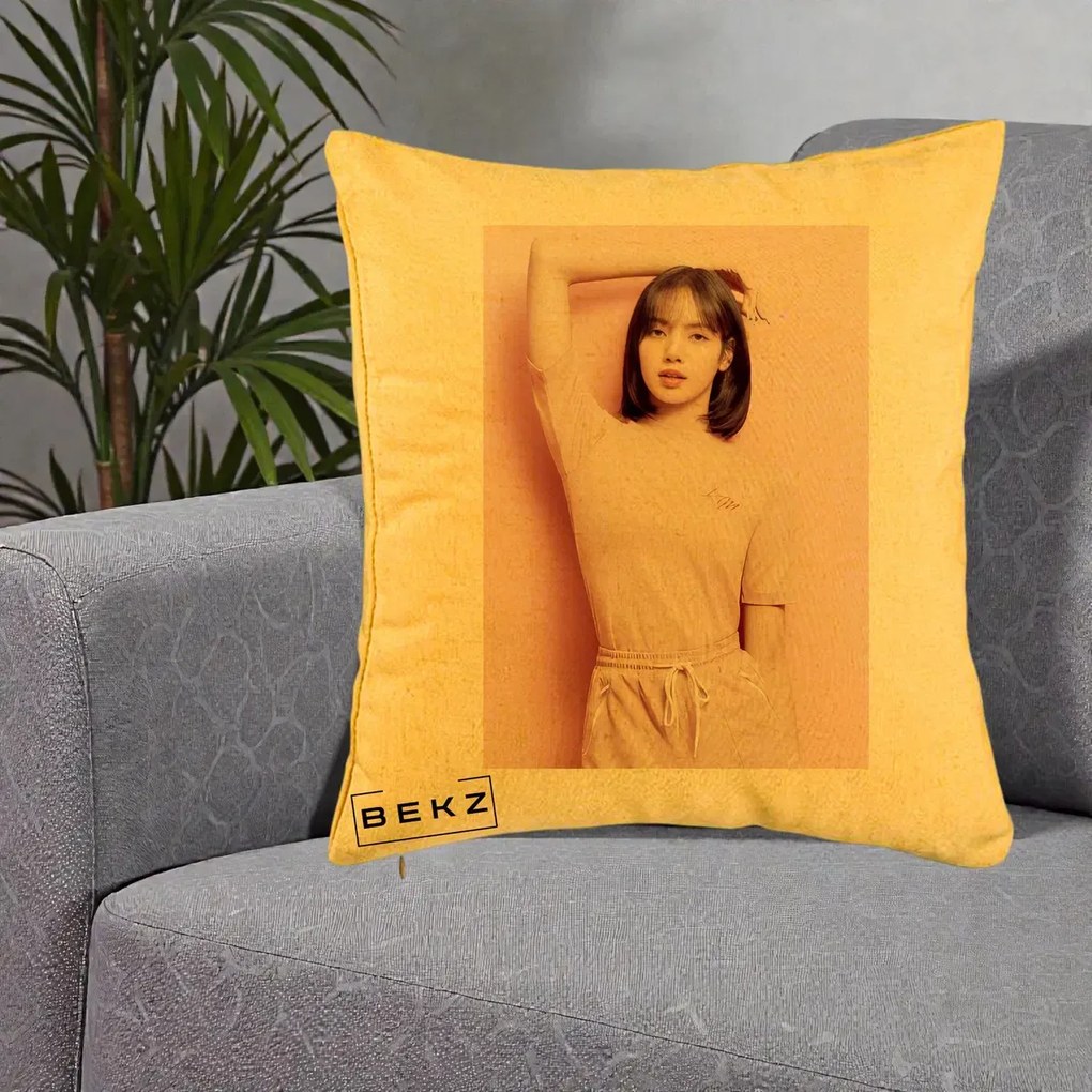Perna Personalizata K-pop BLACKPINK Lisa Roz, 40x40 cm, Galben, Husa Detasabila, Perna Inclusa, BEKZ®
