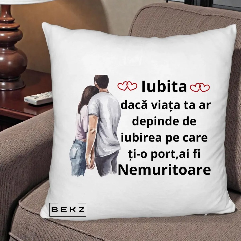 Cadou pentru Iubita - Perna Personalizata Iubita Nemuritoare cu Cuplu Acuarela Roz si Inimi, 40x40 cm, Alb Pufos, Husa Detasabila, Perna Inclusa, BEKZ®