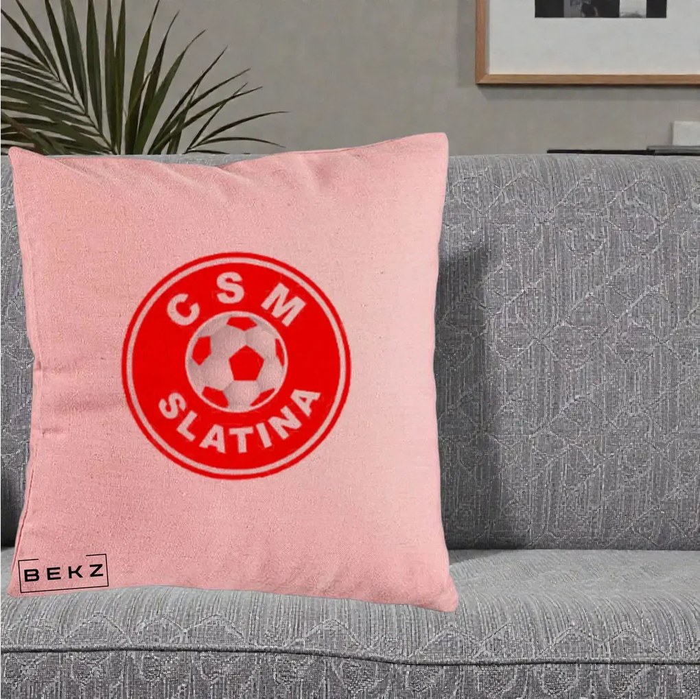 Perna Personalizata CSM Slatina Fotbal, 40x40 cm, Roz, Husa Detasabila, Perna Inclusa, BEKZ®