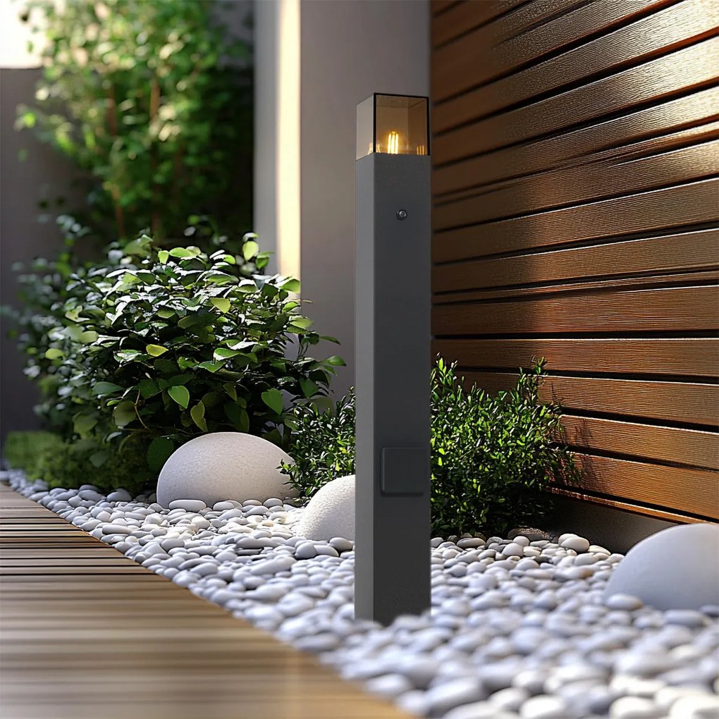 Stâlp de iluminat exterior modern negru cu sticlă fumurie 70 cm cu senzor de crepuscul IP44 - Denmark