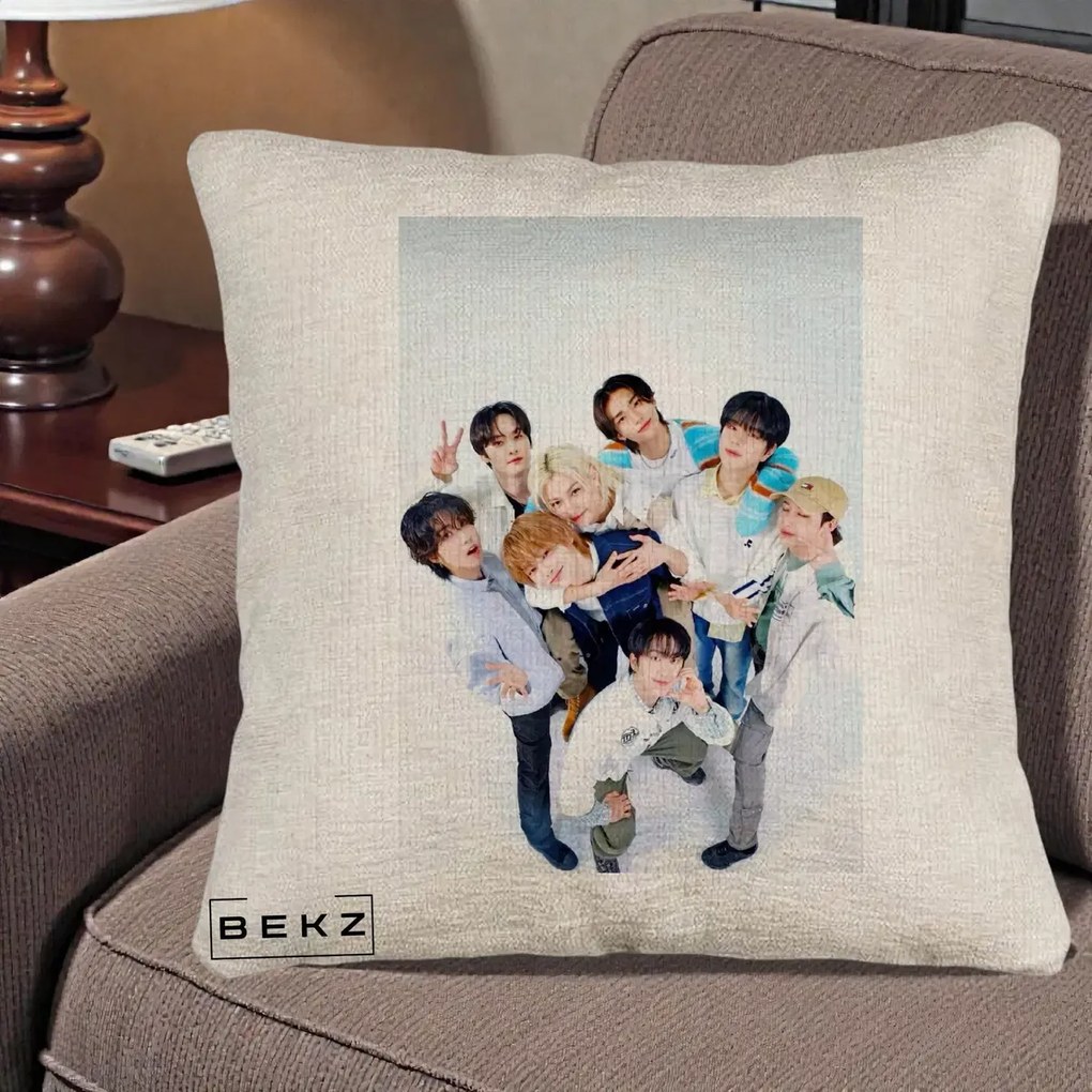 Perna Personalizata K-pop Stray Kids Foto Grup Bleu, 40x40 cm, Bej Canapea, Husa Detasabila, Perna Inclusa, BEKZ®