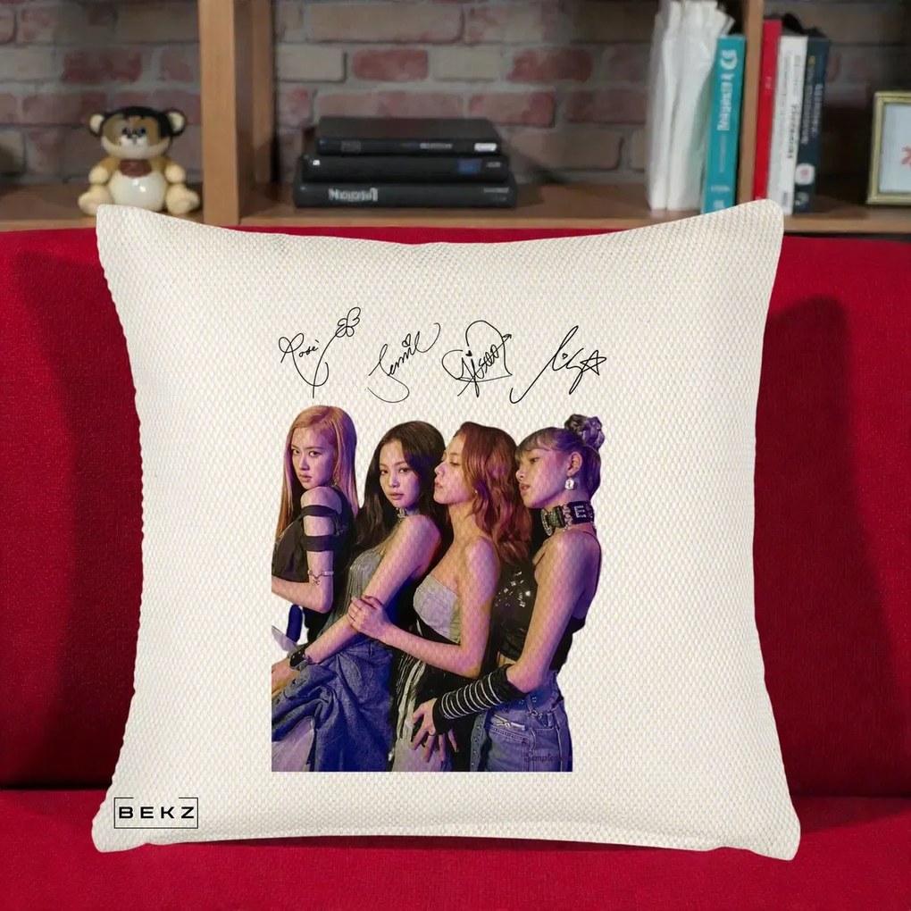 Perna Personalizata K-pop BLACKPINK Fotografie Grup Autografe Deasupra, 40x40 cm, Crem Reliefat, Husa Detasabila, Perna Inclusa, BEKZ®