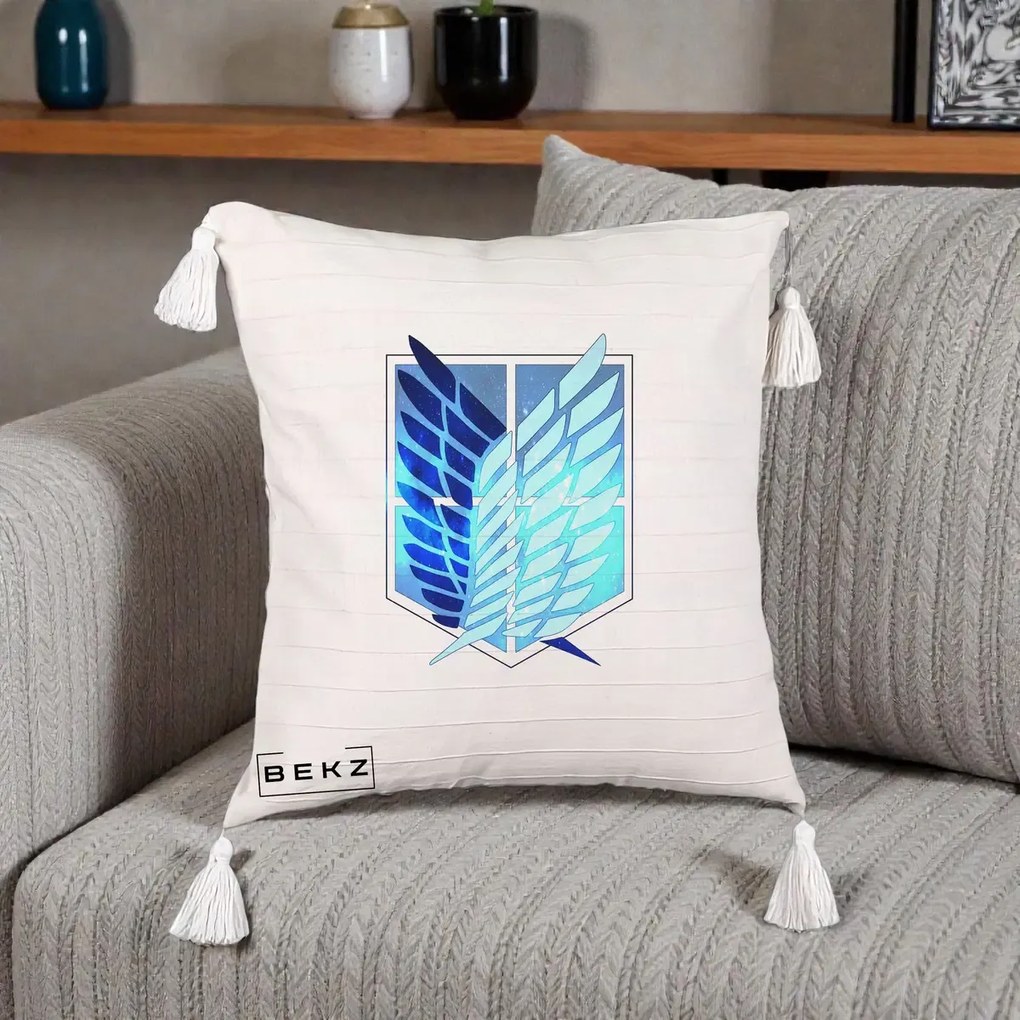 Perna Personalizata Attack on Titan Wings of Freedom, 40x40 cm, Bej cu Franjuri, Husa Detasabila, Perna Inclusa, BEKZ®