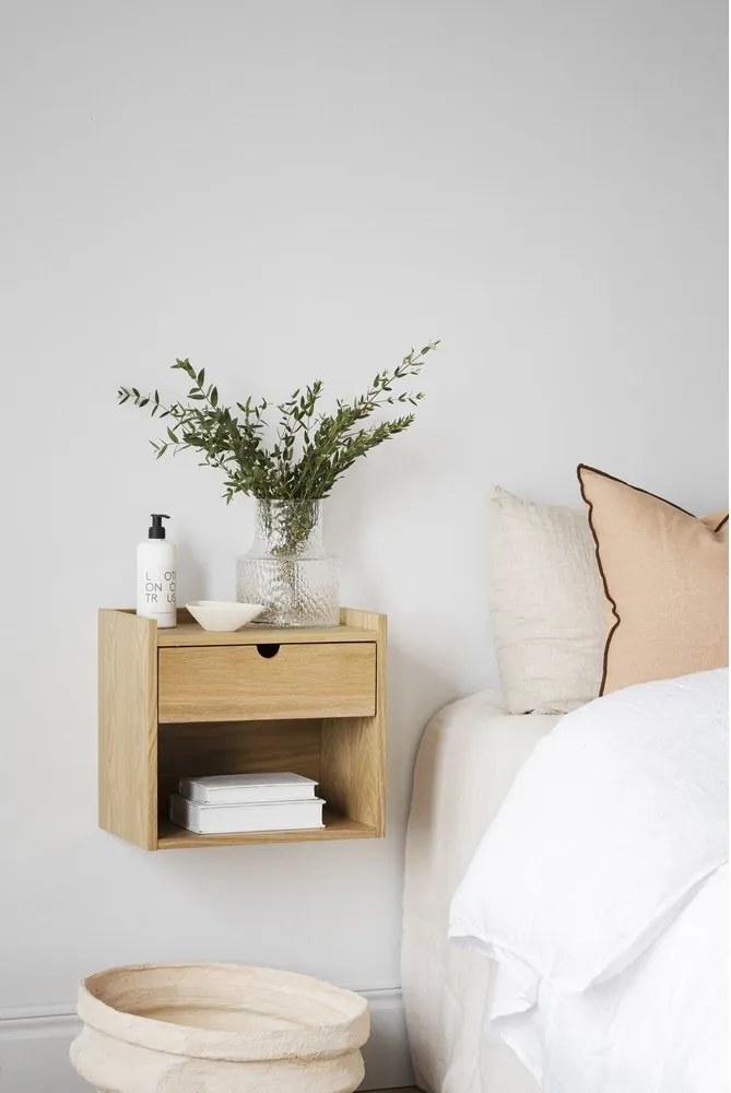 Noptieră în culoare naturală suspendată/cu rafturi din lemn masiv de stejar Hillmond – Rowico