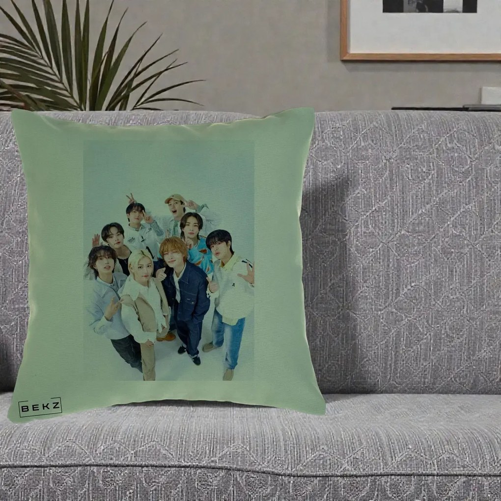 Perna Personalizata K-pop Stray Kids Foto Grup Alb cu 8 Membrii de Sus, 40x40 cm, Verde, Husa Detasabila, Perna Inclusa, BEKZ®