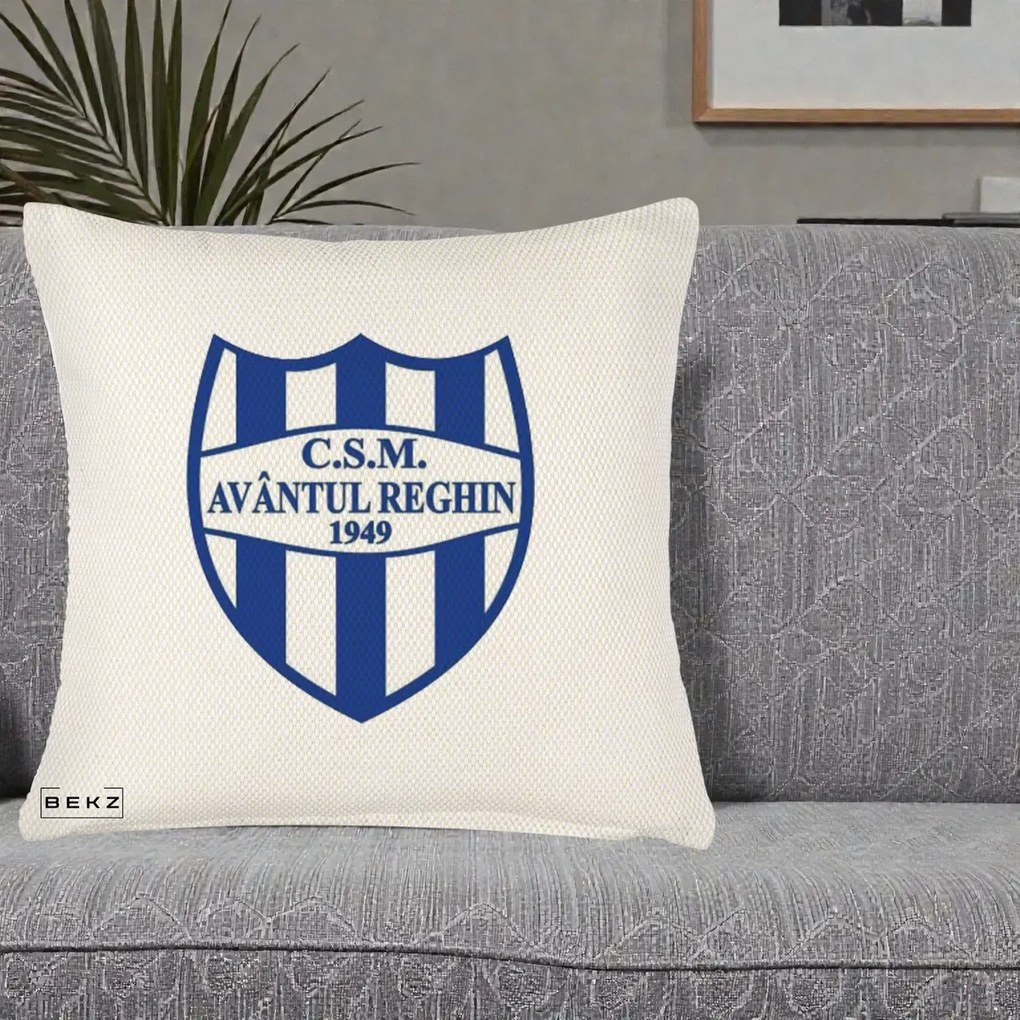 Perna Personalizata CSM Avantul Reghin 1949, 40x40 cm, Crem Reliefat, Husa Detasabila, Perna Inclusa, BEKZ®