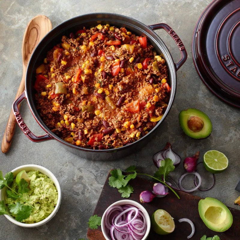 Oala din fonta Staub La Cocotte 40502-278-0, 6,7 l, 28 cm, de la -20°C pana la 260 °C, Emailata, Capac cu structura anti-picaturi, Toate plitele inclusiv inductie, Bordeaux