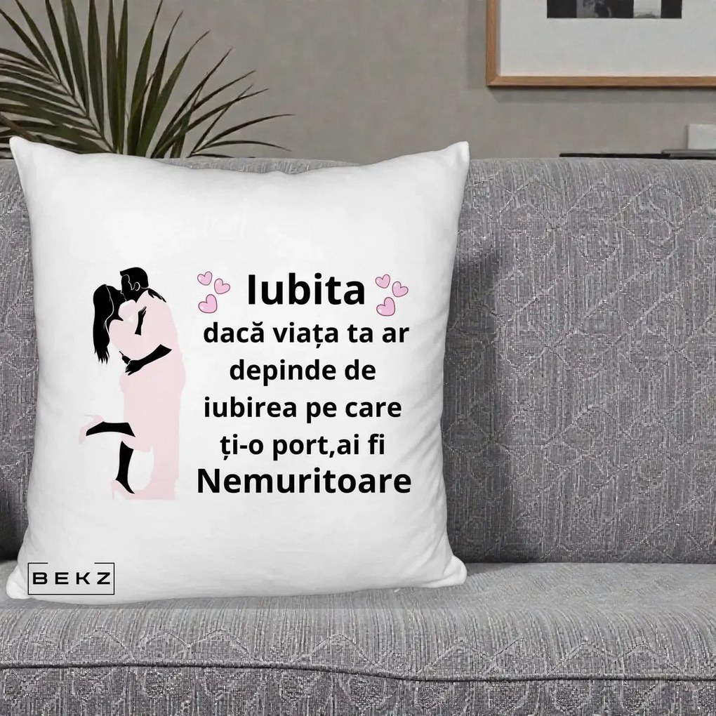 Cadou pentru Iubita - Perna Personalizata Iubita Nemuritoare cu Siluete de Cuplu, 40x40 cm, Alb Pufos, Husa Detasabila, Perna Inclusa, BEKZ®