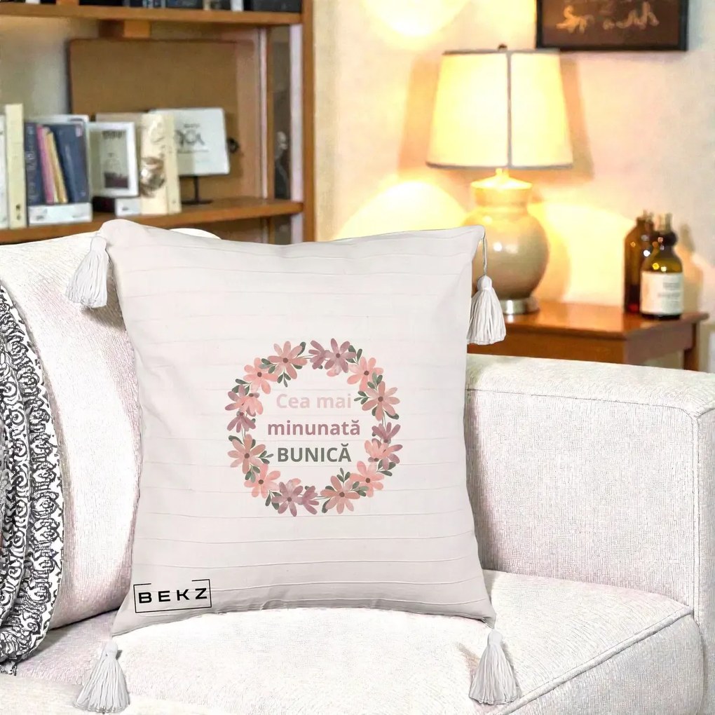 Cadou pentru Bunica - Perna Personalizata Cea Mai Minunata Bunica Coronita Flori Roz, 40x40 cm, Bej cu Franjuri, Husa Detasabila, Perna Inclusa, BEKZ®
