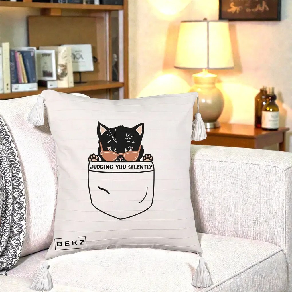 Perna Decorativa Judging You Silently Pisica Buzunar, 40x40 cm, Bej cu Franjuri, Husa Detasabila, Perna Inclusa, BEKZ®