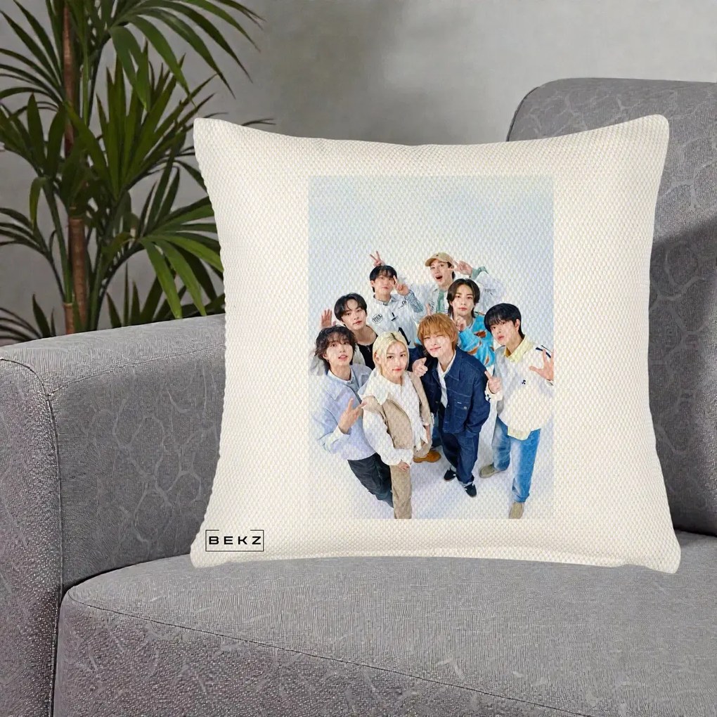 Perna Personalizata K-pop Stray Kids Foto Grup Alb cu 8 Membrii de Sus, 40x40 cm, Crem Reliefat, Husa Detasabila, Perna Inclusa, BEKZ®