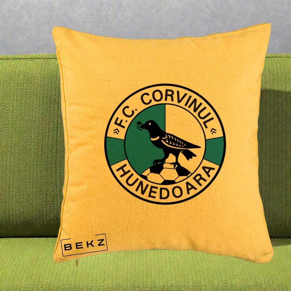 Perna Personalizata FC Corvinul Hunedoara Fotbal, 40x40 cm, Galben, Husa Detasabila, Perna Inclusa, BEKZ®