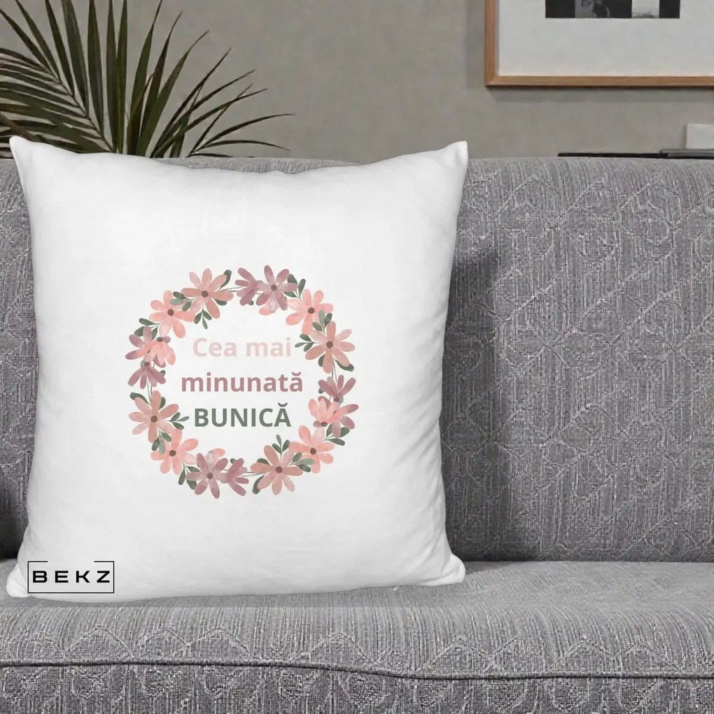 Cadou pentru Bunica - Perna Personalizata Cea Mai Minunata Bunica Coronita Flori Roz, 40x40 cm, Alb Pufos, Husa Detasabila, Perna Inclusa, BEKZ®