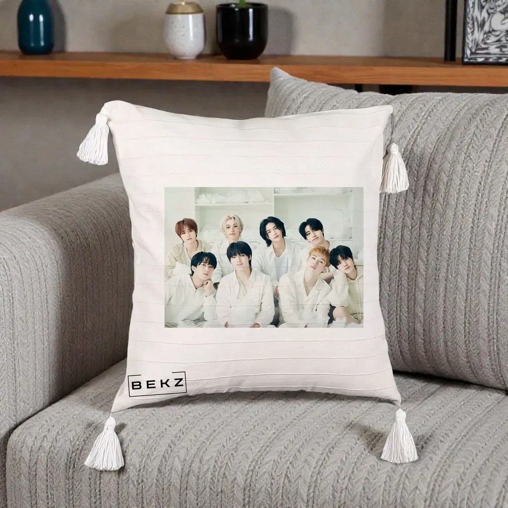 Perna Personalizata K-pop Stray Kids Foto Grup Alb All-White cu 8 Membrii, 40x40 cm, Bej cu Franjuri, Husa Detasabila, Perna Inclusa, BEKZ®