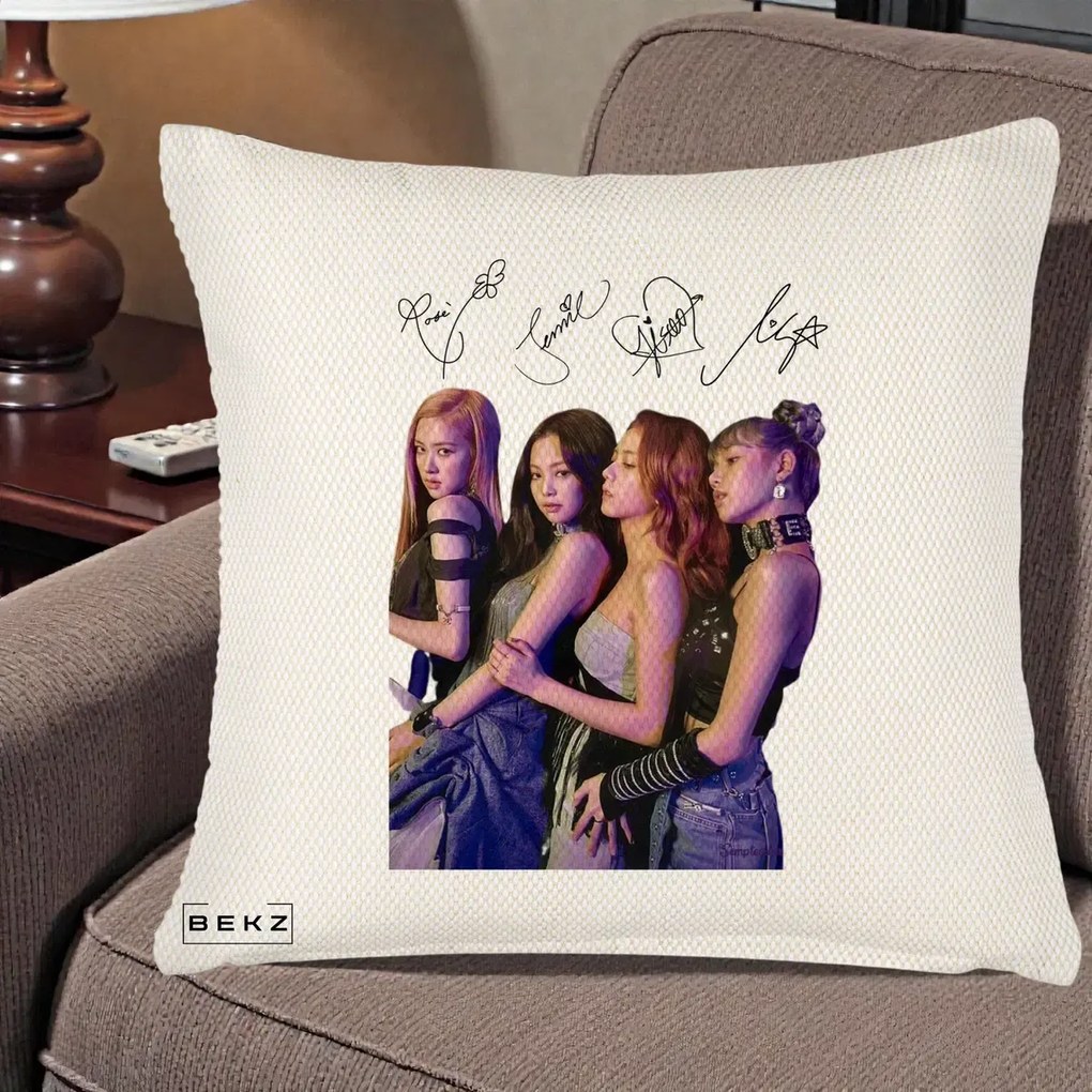 Perna Personalizata K-pop BLACKPINK Fotografie Grup Autografe Deasupra, 40x40 cm, Crem Reliefat, Husa Detasabila, Perna Inclusa, BEKZ®